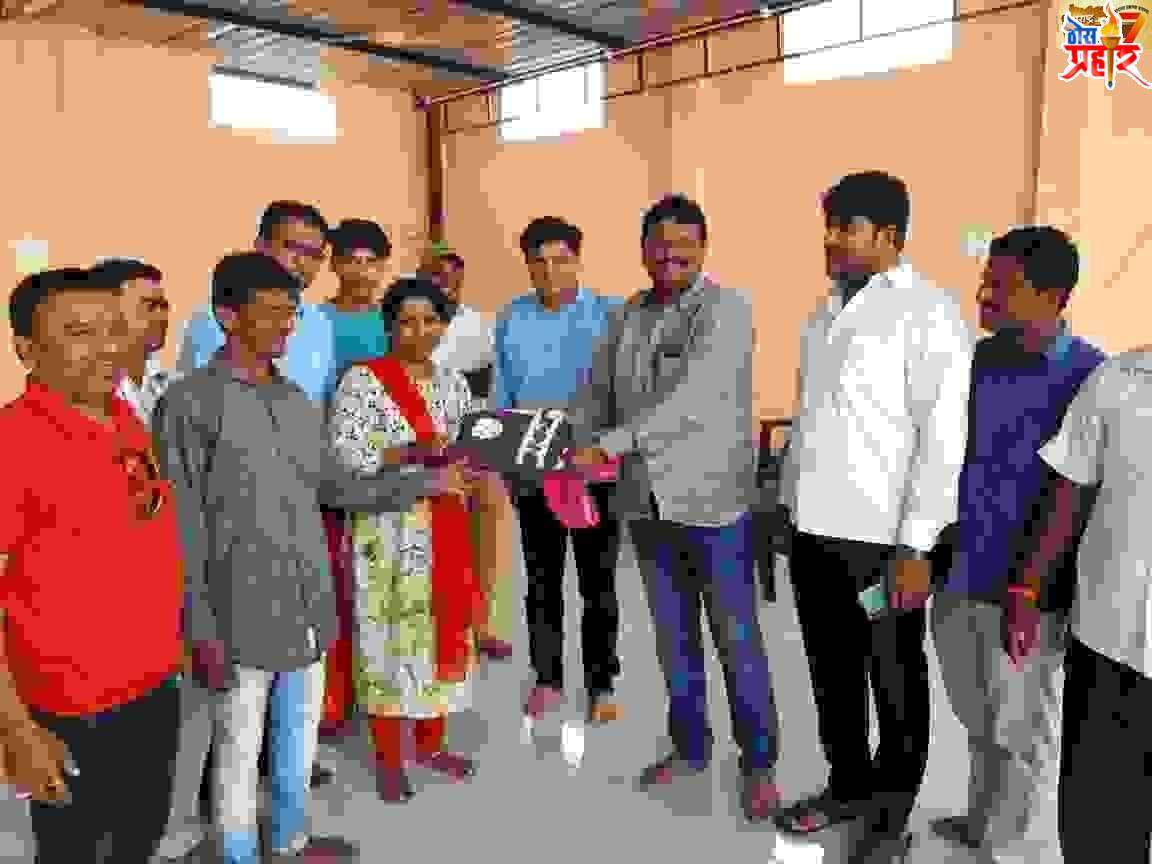 झपाटभवानी मंदिरात सापडलेली पर्स माधुरी कासार यांना मंगेश तांबे यांनी केली परत .