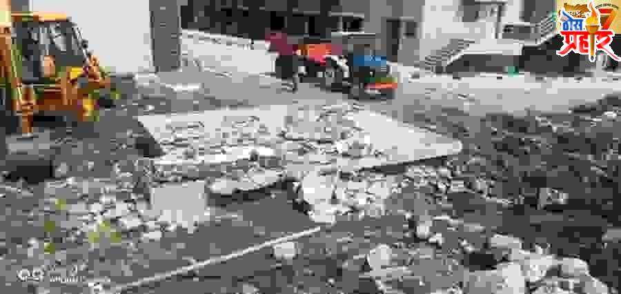 कालच्या एका पावसाने या वास्तूची वॉल कम्पाउंड ची (भिंत) कोसळली