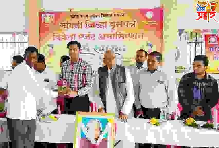 सामाजिक कार्यकर्ते मा.संजय कांबळे यांचा सन्मान चिन्ह देऊन सत्कार