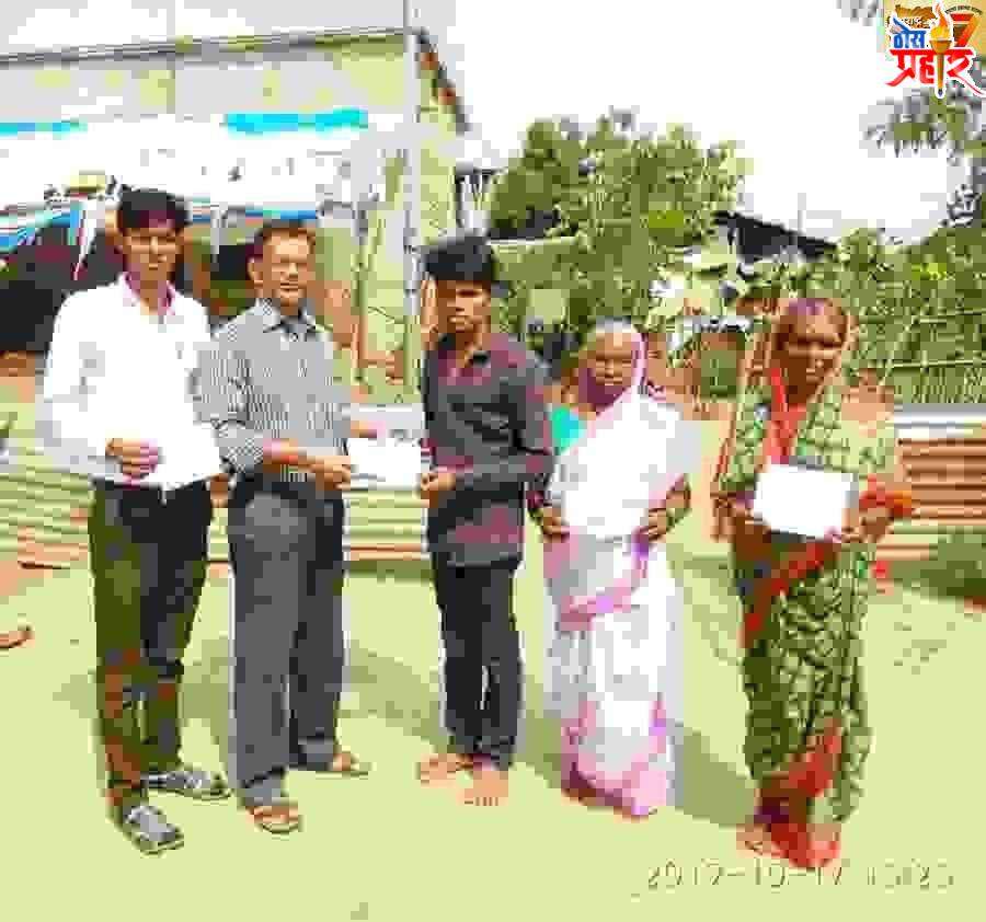 चांपा येथे बिएलओ कडुन मतदार स्लिपचे घरपोच वाटप मतदानाचा हक्क बजावण्याचे केले आवाहन