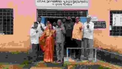 सुरगाणा तालुक्यातील प्रतापगड मतदान केंद्रावर मा. खासदार हरीचंद्र चव्हाण साहेब, जिल्हा परिषद सदस्य कलावती ताई चव्हाण, समीर चव्हाण, आणि चव्हाण परिवार मतदान हक्क बजवताना