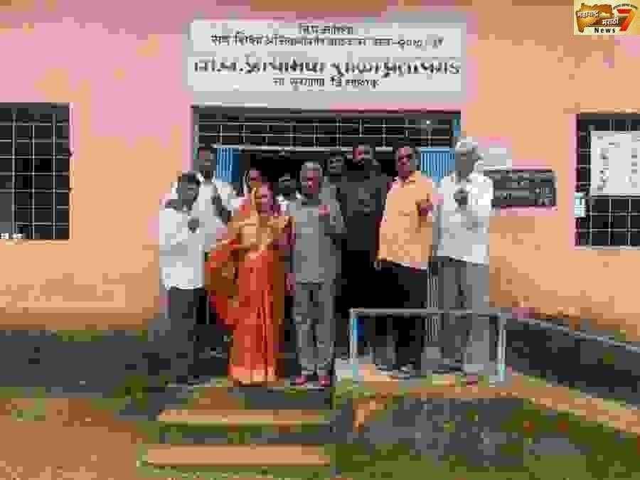 सुरगाणा तालुक्यातील प्रतापगड मतदान केंद्रावर मा. खासदार हरीचंद्र चव्हाण साहेब, जिल्हा परिषद सदस्य कलावती ताई चव्हाण, समीर चव्हाण, आणि चव्हाण परिवार मतदान हक्क बजवताना