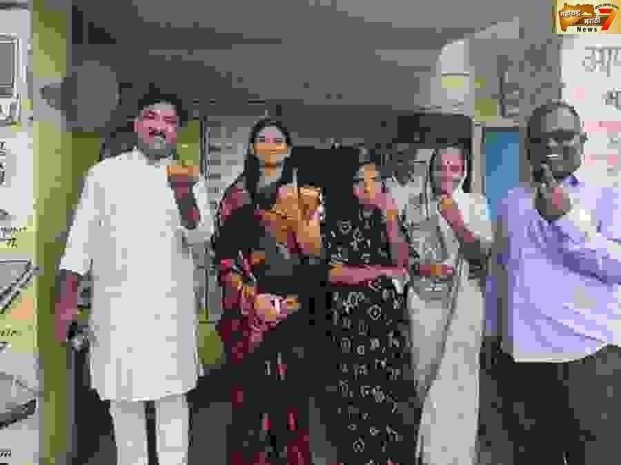 खासदार उन्मेश दादा पाटील यांनी बजावला मतदानाचा हक्क.