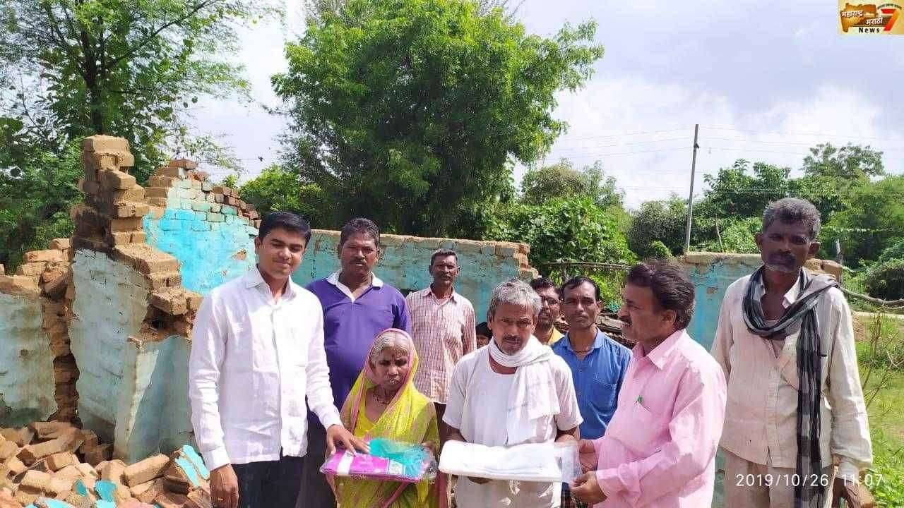 फटाके फोडण्या ऐवजी कपडे देऊन साजरी केली प्रदुषण मुक्त दिपावली