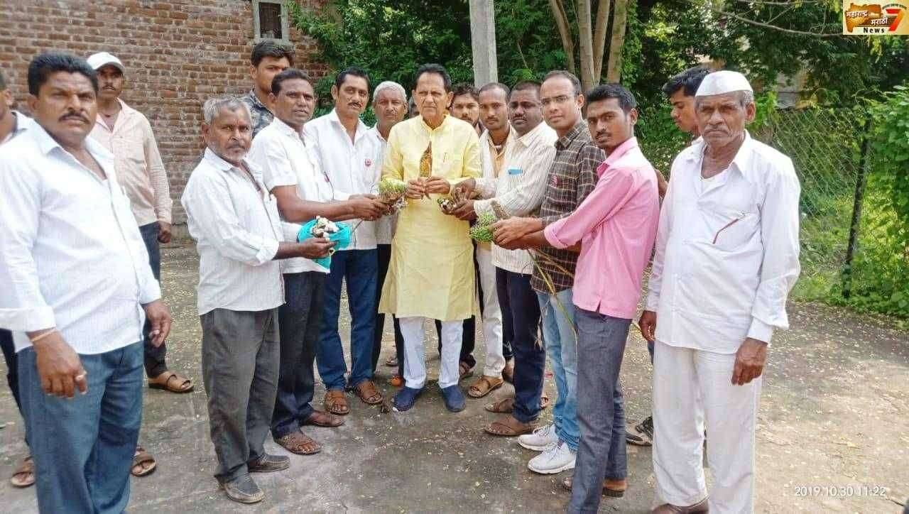 परतीच्या पावसामळे झालेल्या नुकसानीची प्रत्येक गावात प्रत्यक्ष पहाणी करताना आमदार आबासाहेब चिमणराव पाटील