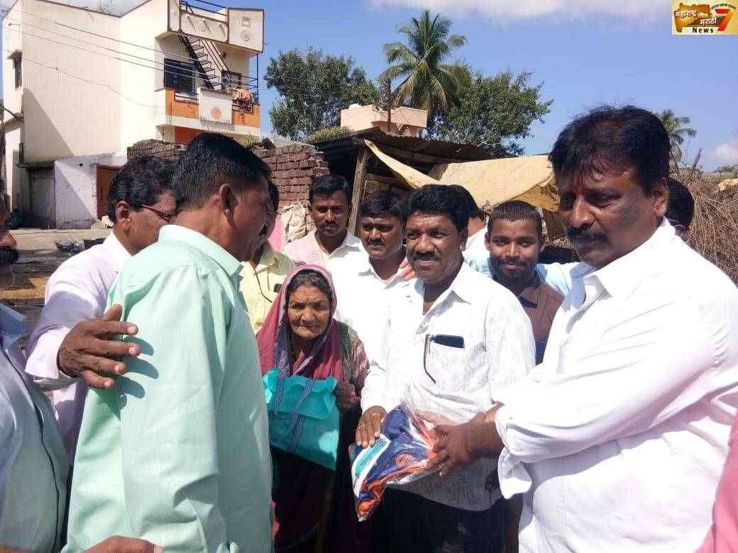 आटपाडी आधार फाउंडेशन कडून दिवाळी भेट वस्तू देऊन साजरी !