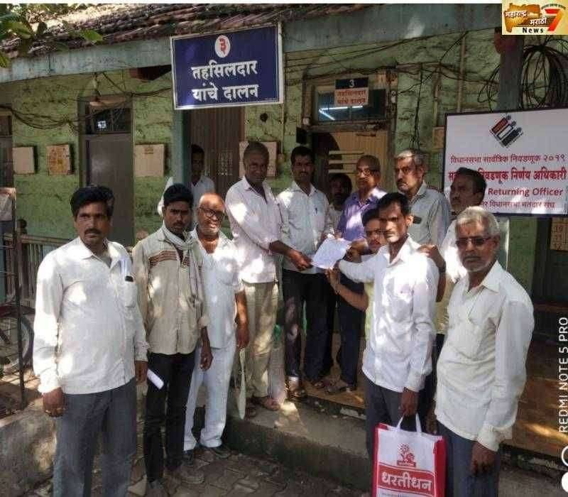 जानवे येथील ग्रामस्थांनी पीकविमा सरसकट मंजूर करण्या संदर्भात तहसीलदारांना दिले निवेदन