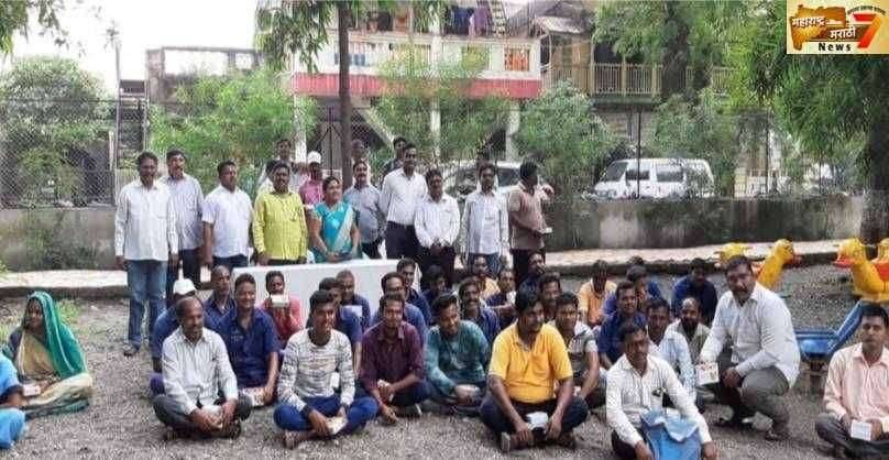 अमळनेर  न प येथे सरदार पटेल जयंती आणि इंदिरा गांधी यांच्या स्मृतिदिन,दीपावली निमित्त सर्व अधिकारी,कर्मचारी, सर्वांना मिठाई वाटप