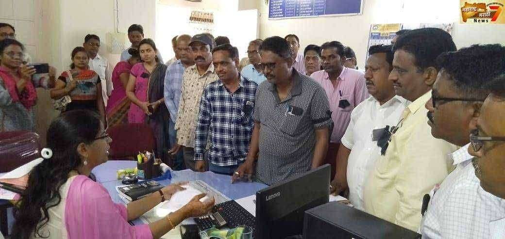 उपमुख्याधिकारी यांच्या वरील हल्ल्याच्या निषेधार्थ अमळनेर न.पा. कर्मचारी यांनी दिले निवेदन . 