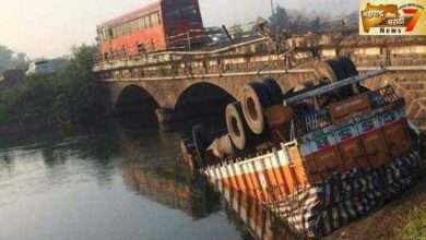 फलटण कॅनॉलमध्ये आंध्रचा ट्रक पडला; दोघे अडकल्याची भीती