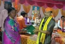 गुरुदेव युवा संघटनेच्या वतीने गोरगरिबांना वस्त्रदान