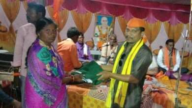 गुरुदेव युवा संघटनेच्या वतीने गोरगरिबांना वस्त्रदान