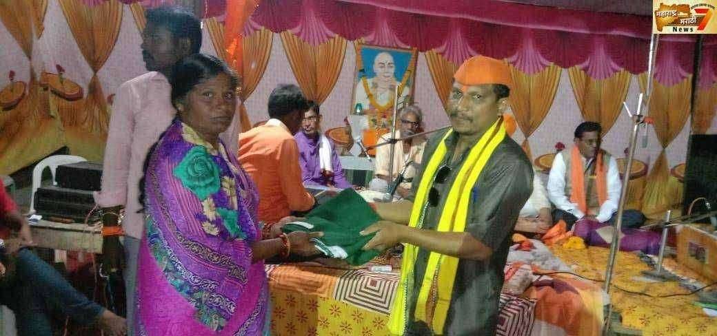 गुरुदेव युवा संघटनेच्या वतीने गोरगरिबांना वस्त्रदान