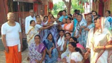 स्वामी समर्थ केंद्राच्या भक्त महिला मंडळातर्फेवर्णेश्वर महादेव मंदिराच्या महादेव पिंडावर अर्धकिलो चांदीचे छत्र अर्पण