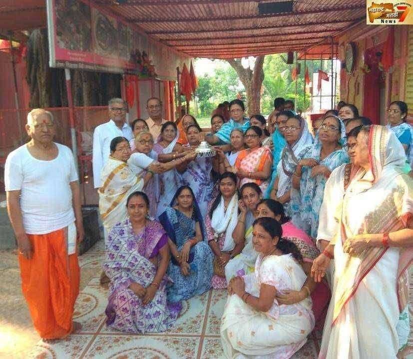 स्वामी समर्थ केंद्राच्या भक्त महिला मंडळातर्फेवर्णेश्वर महादेव मंदिराच्या महादेव पिंडावर अर्धकिलो चांदीचे छत्र अर्पण