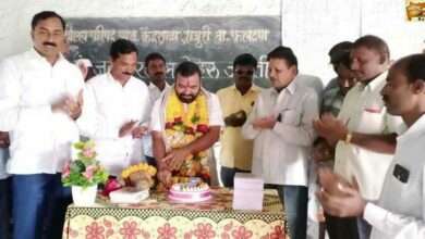 मा.श्री.सोमनाथ बाबुराव गावडे यांनी लहान मुलांना वह्या व गोड खाऊ वाटप करुन केला वाढदिवस साजरा