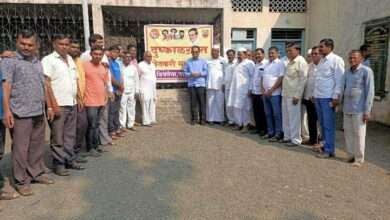 दुष्काळग्रस्त शेतकऱ्यांच्या पाठीशी खंबीरपणे उभे राहण्यासाठी परोळ्यात उभारले ‘शेतकरी मदत केंद्र’