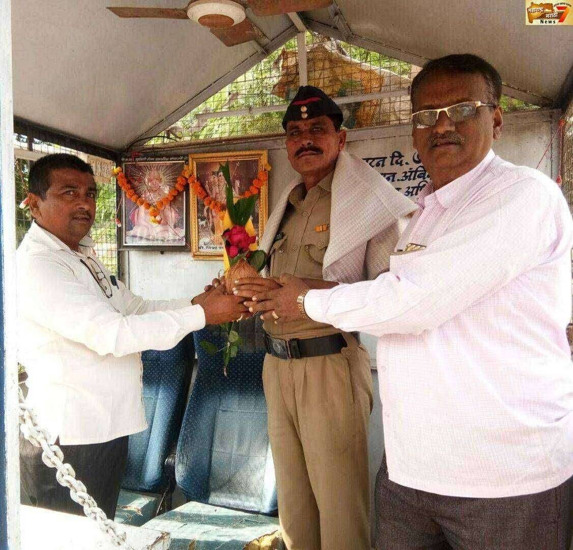 अमळनेर बसस्थानकावर महीलेची हरवलेली पर्स हवालदार शिंदेनी परत केल्याबद्दल सत्कार