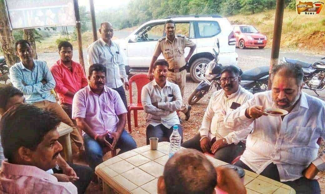 आमदार डाॅ.विनय कोरेंनी टपरीवर चहाचा घेतला आस्वाद....