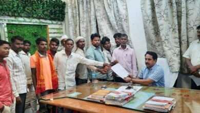 अवैध वाळू वाहतुक विरोधात आदीवासी ग्राम समिती मार्फत प्रांताधिकारी व तहसीलदार यांना निवेदन