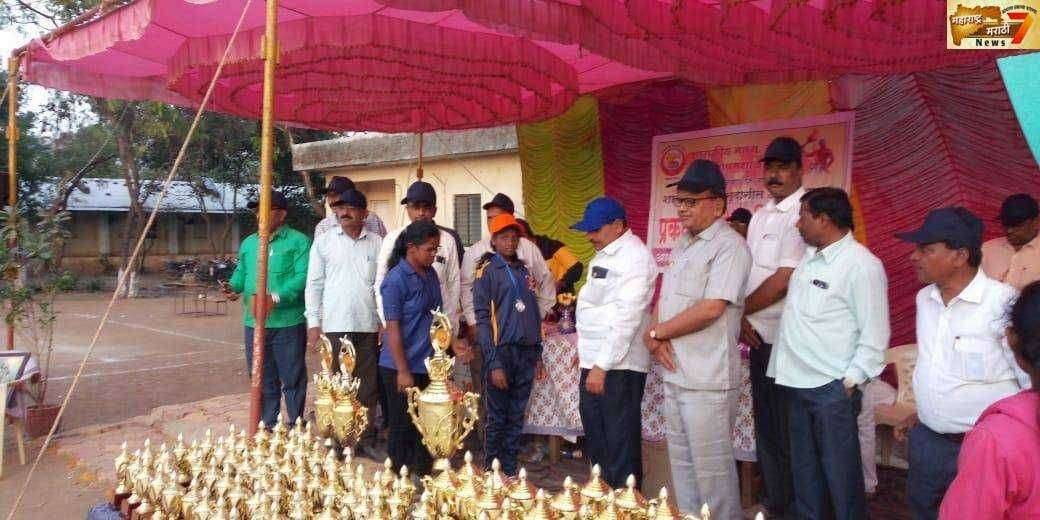 दळवट येथे "माणी" आश्रम शाळेतील विद्यार्थिनीनी रनिंग मध्ये दुसरा ,गोळाफेक मध्ये प्रथम, उंच उडीत प्रथम