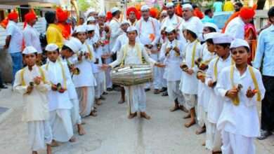 तुतारी-ढोल ताश्यांच्या गजरात लोक संस्कृती व साहित्याचा जागर करीत ग्रंथदिंडी ने वेधले लक्ष