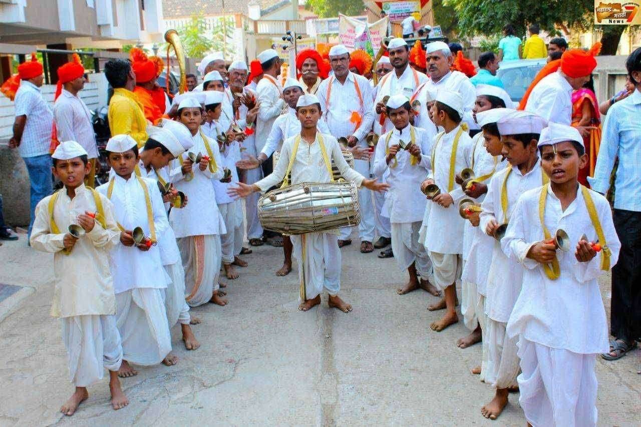 तुतारी-ढोल ताश्यांच्या गजरात लोक संस्कृती व साहित्याचा जागर करीत ग्रंथदिंडी ने वेधले लक्ष