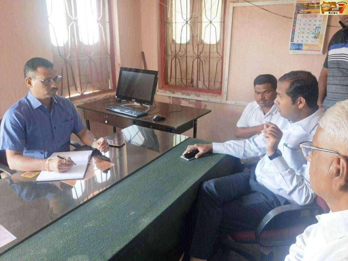 शेती ट्रान्सफार्मरच्या प्रश्नांसाठी आमदारांची शेतकऱ्यांसह वीज कार्यालयात धडक