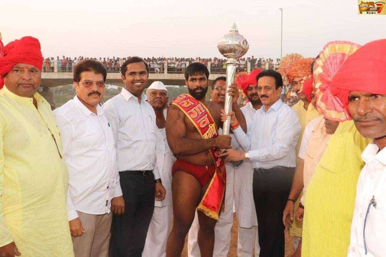 सायगाव येथील प्रसिद्ध दत्त जयंती यात्रोत्सवनिमित्त कुस्त्यांची भव्य दंगल