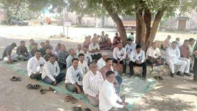 तहसिलदार यांच्या वरील हल्ल्याच्या निषेधार्थ महसुल कर्मचाऱ्यांचा काम बंद अंदोलन