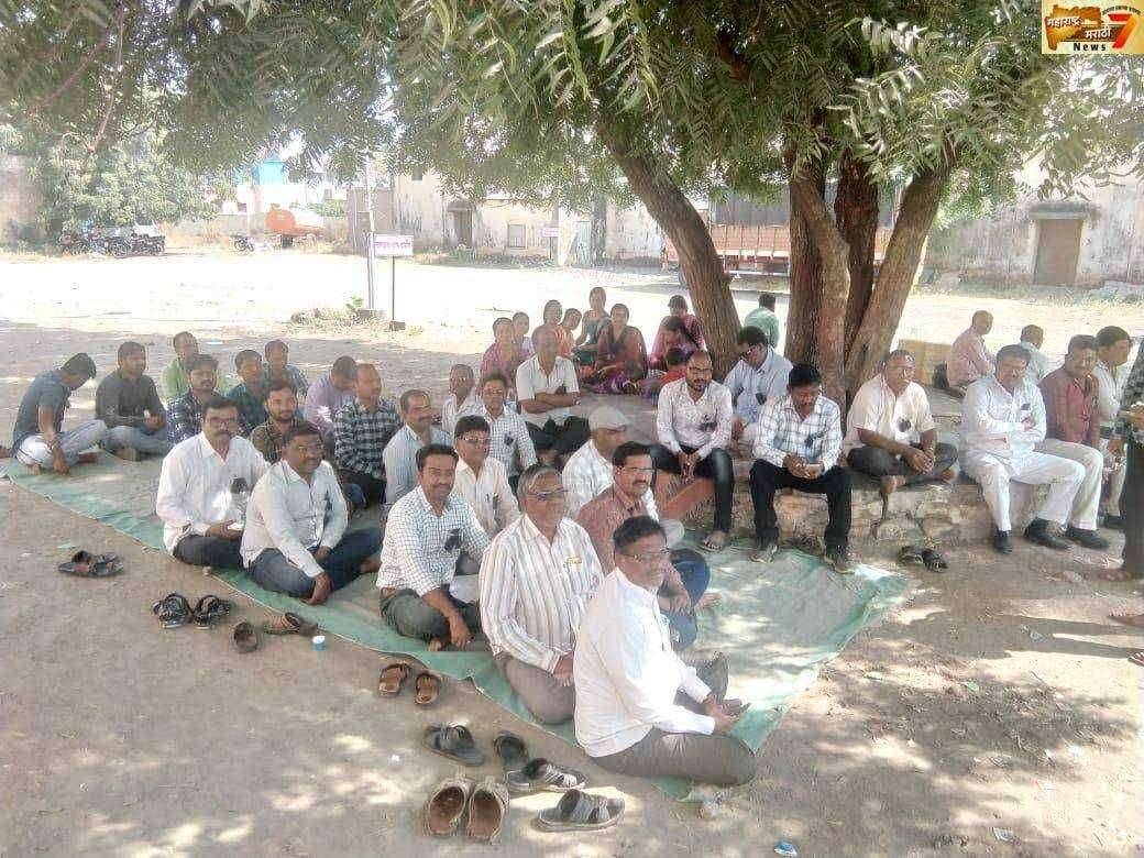 तहसिलदार यांच्या वरील हल्ल्याच्या निषेधार्थ महसुल कर्मचाऱ्यांचा काम बंद अंदोलन