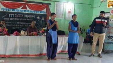 फिट इंडिया सप्ताहप्रसंगी डाॅ प्रमोद सोनवणे यांचे मोरांबा आश्रमशाळेत मार्गदर्शन.