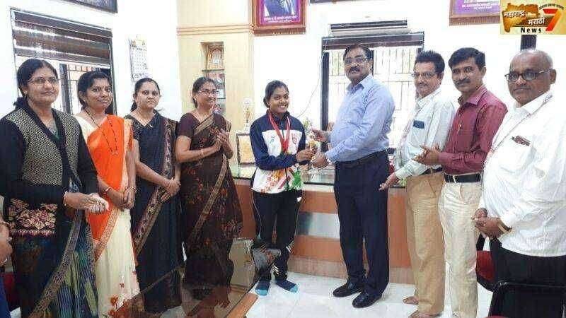 धनाजी नाना महाविद्यालया ची खेळाडू सृष्टी कोल्हे सुवर्णपदकाची मानकरी