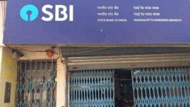 परंडा एस.बी.आय आधिकाऱ्याच्यां मनमानी मुळे खातेधारकात संताप