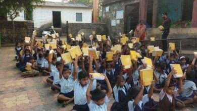 ग्रामविकास युवा प्रतिष्ठान संस्था पिंपळास आणि पिंपळास ग्रामस्थ यांच्या वतीने विद्यार्थ्यांना शालेय वस्तू वाटप