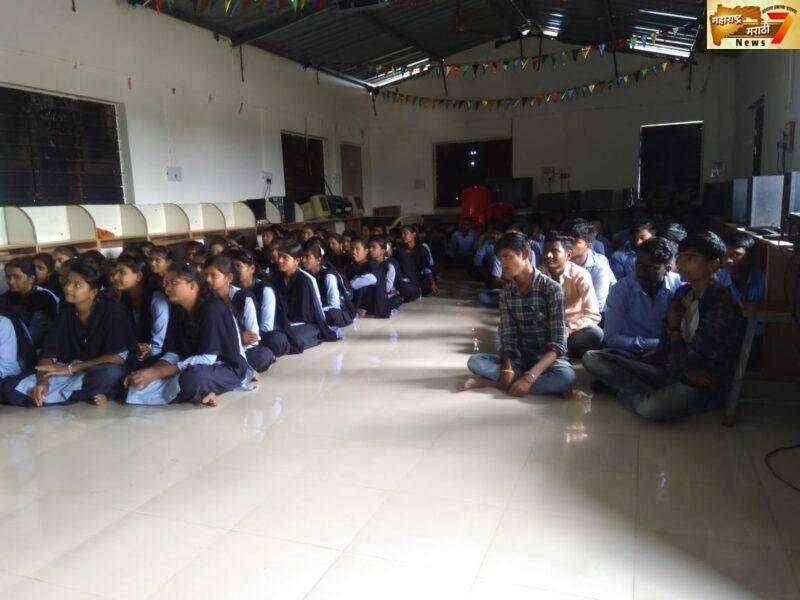 वाखरीच्या आश्रमशाळेत स्पर्धा परीक्षा मार्गदर्शन शिबीर संपन्न