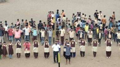 पिंपळे आश्रम शाळेतील विद्यार्थ्यांनी सूर्यग्रहण पाहताना