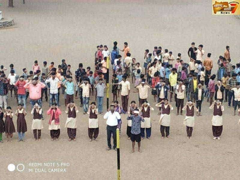 पिंपळे आश्रम शाळेतील विद्यार्थ्यांनी सूर्यग्रहण पाहताना