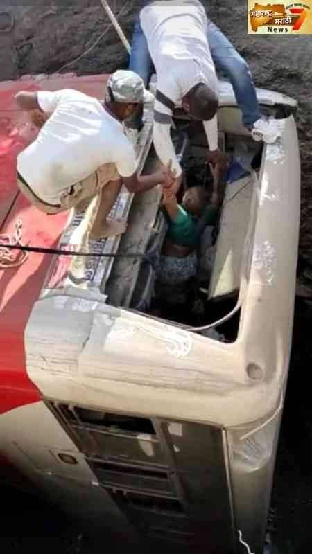 बसचा टायर फुटल्याने बसचा मोठा अपघात 35 जखमी 14 मृत