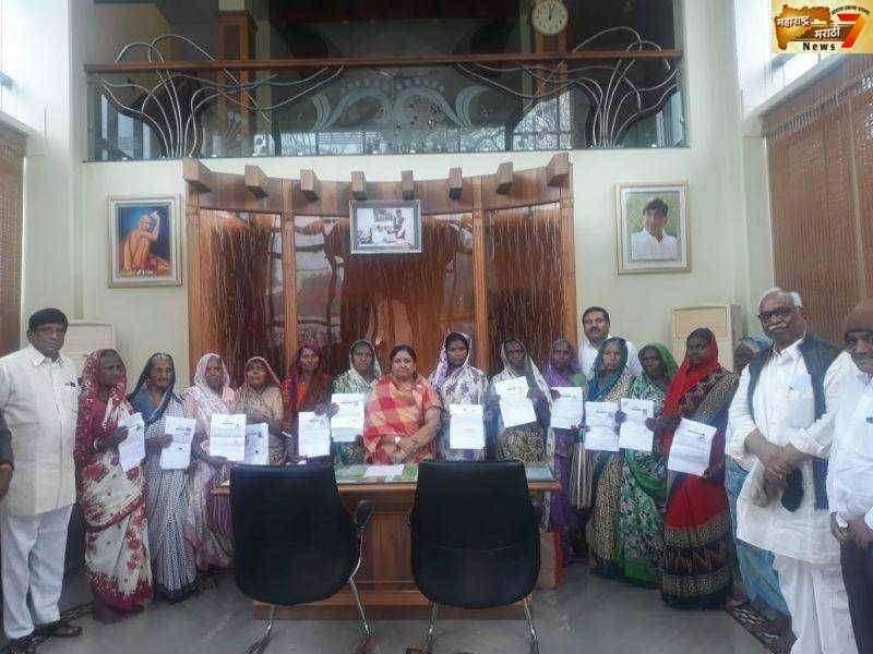 कृषिभूषण साहेबराव पाटील यांचा आदिवासी महिलांना मदतीचा हात...