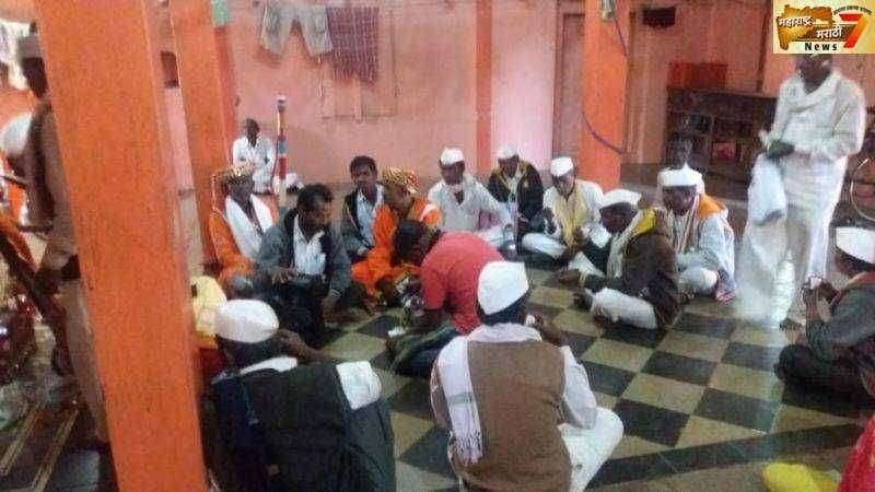 सुरगाणा शहरातून त्रंबकेश्वर पायी चालणाऱ्या भाविक भक्तांना चहा, नाष्टा,पाणी वाटप करताना सामाजिक कार्यकर्ते विनोद धनराज कानडे आणि मित्र परिवार