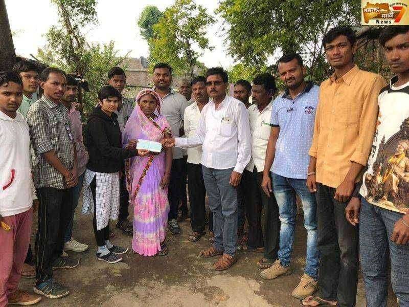 डोंगरखर्डा येथे आत्महत्याग्रस्त कुटुंबाला नाम फाऊंडेशन कडून आर्थिक मदत