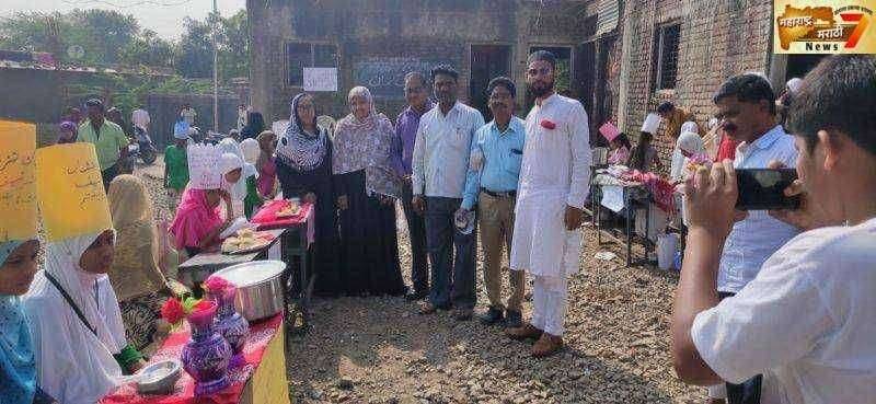 महेदविया उर्दू शाळेच्या पटगणांत विद्यार्थ्यांनी विविध खादय पदार्थाचा भरविला बाल बाजार