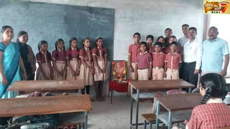 आईसाहेब जिजाऊना अभिवादन