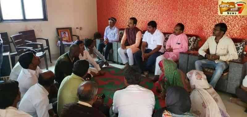 शहीद जवान भिवा खंडू वाघमोडे यांच्या कुटुंबियांची होळकर राजघराण्याचे वंशज श्रीमंत भूषणसिंहराजे होळकर यांनी घेतली भेट