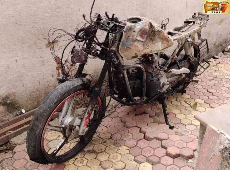 अमोदा येथे दोन गटात हाणामारी एका चाकूने भोसकले दोन गटात तणाव.. मोटरसायकल पेटवली