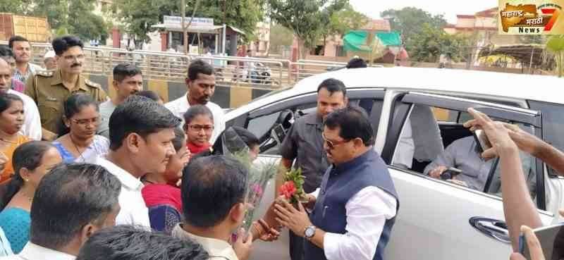 मूल दौऱ्यावर महाविकास आघाडीचे चंद्रपुर जिल्ह्याचे पालकमंत्री आद.नाम.विजयभाऊ वडेटटीवार यांना होमगार्डचे निवेदन