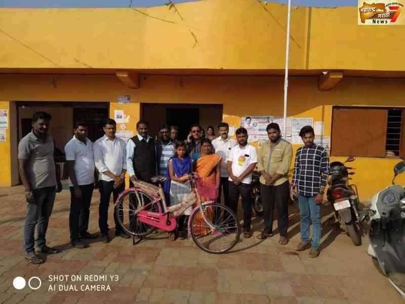 आमदार श्री किर्तीकुमार (बंटीभाऊ) भांगडीया यांचेकडून शालेय विद्यार्थीनीला सायकल भेट,