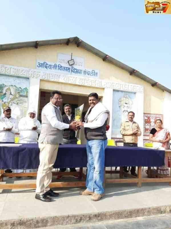 वीर एकलव्य पुरस्कार मिळाल्याबद्दल श्री पन्नालाल मावळे यांचा  दहिवद शासकीय आश्रम शाळेत सत्कार