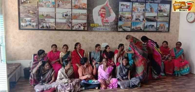 अमळनेरच्या महिला आठवडे बाजारात तिळगुळाचा गोडवा